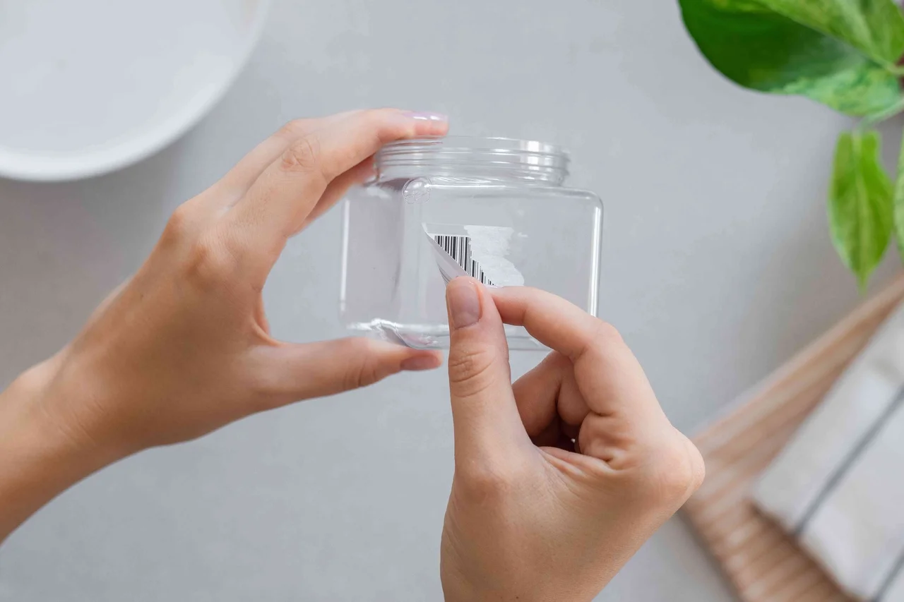 Cum să îndepărtezi eficient urmele de lipici de pe sticlă