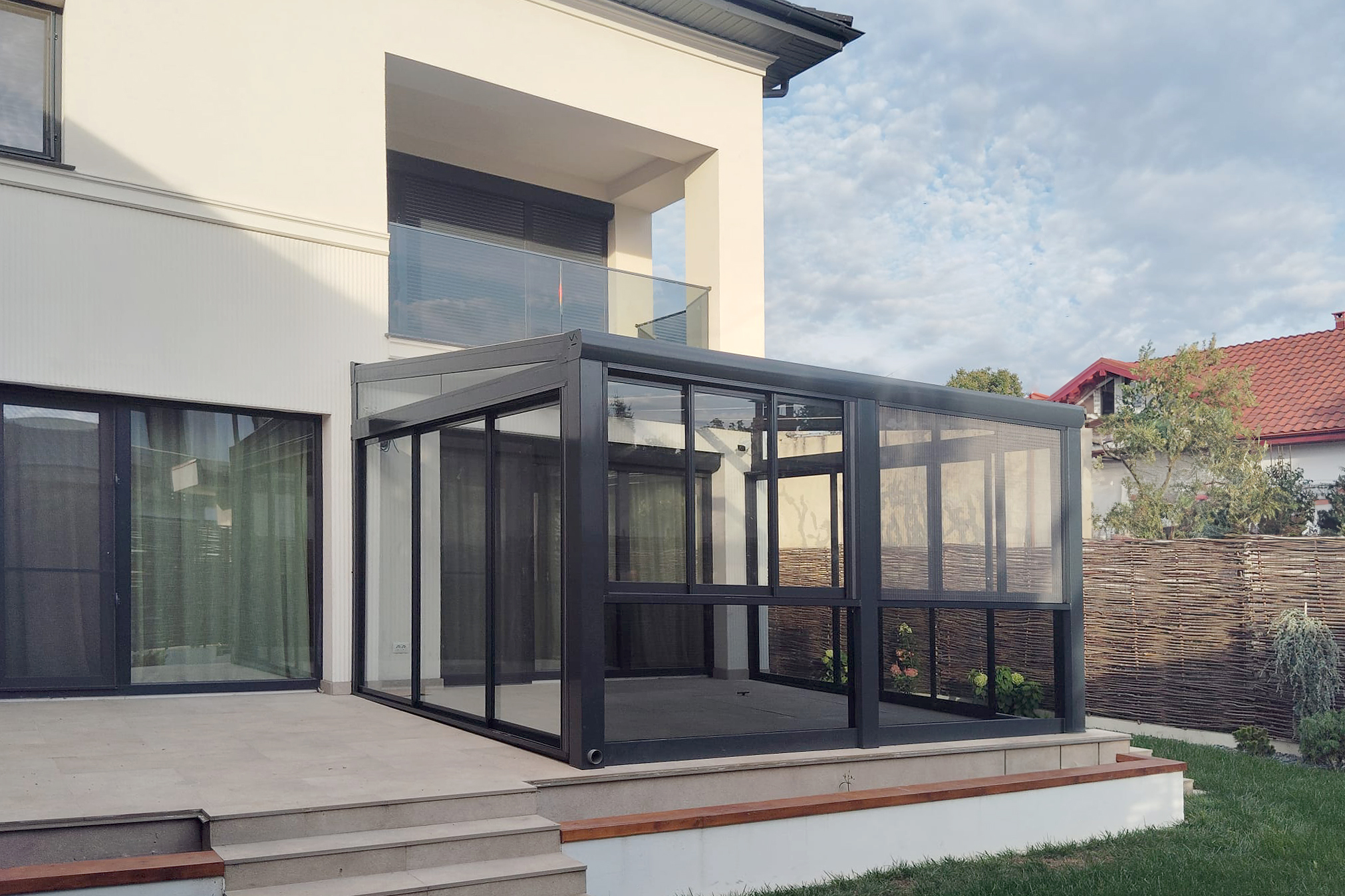 Închidere terasă cu panouri din sticlă termoizolantă – soluția IS pentru confort tot anul